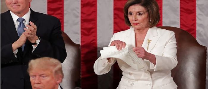 نانسي بيلوسي تهدد بأنه إذا رفض ترامب مغادرة البيت الأبيض ، فإن الكونجرس مستعد للتصرف رئيسة مجلس النواب الأمريكي تدعو الجيش الأمريكي إلى اتخاذ الاحتياطات اللازمة لمنع ترامب من الأمر بشن هجوم نووي في نهاية مدته.