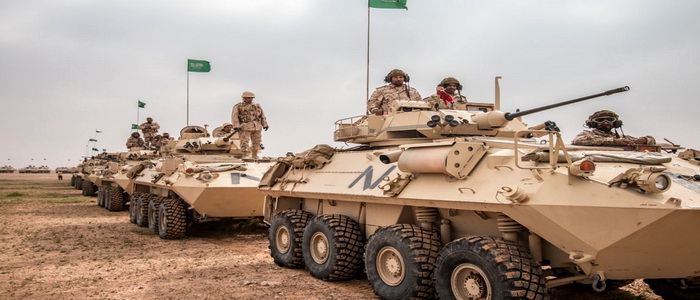 السعودية تدفع بتعزيزات عسكرية إلى الحدود مع اليمن.
