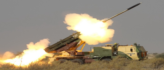 هيئة أبحاث الدفاع الهندية (DRDO) تجري تجربة إطلاق صاروخ Pinaka بيناكا الموجهة.