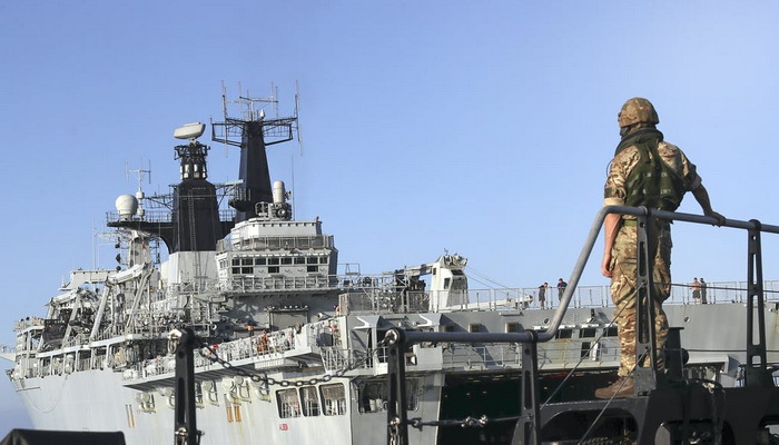 في مهمة تدريبية طائرات F-16 المصرية تقوم بمحاكاة "هجوم" على السفن البحرية البريطانية.