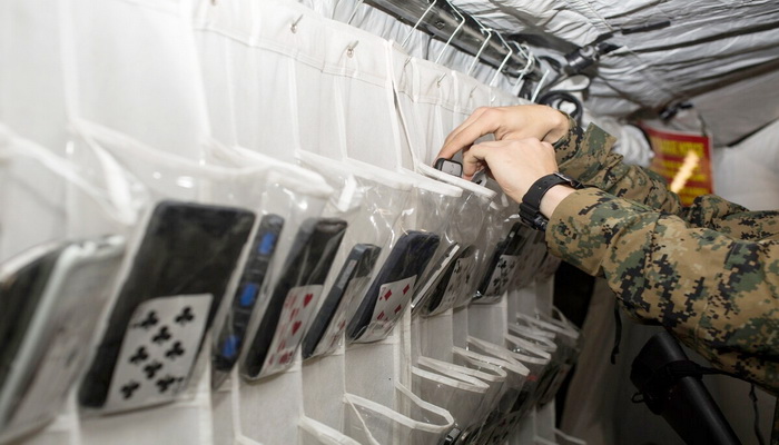 تدريبات محاكاة لتجنب الاكتشاف من قبل العدو يقيد استخدام الهواتف المحمولة لمشاة البحرية وجنود الجيش الأمريكي.