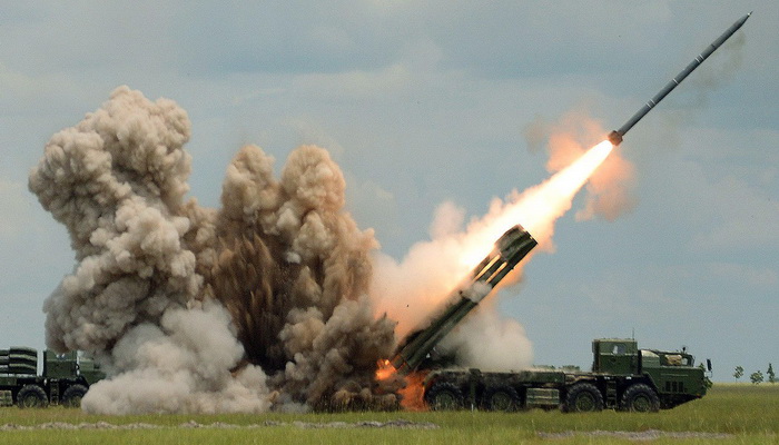قاذفات صواريخ Tornado-S المتقدمة ستحل محل أنظمة Smerch في القوات الروسية بحلول عام 2027.
