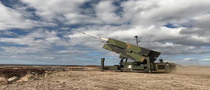 طور وصمم النظام المتوسط إلى بعيد المدى بشكل مشترك من قبل الشركة الأمريكية Raytheon و Kongsberg Defense النرويجية. المجر تحصل على أنظمة صواريخ الدفاع الجوي NASAMS من الولايات المتحدة.