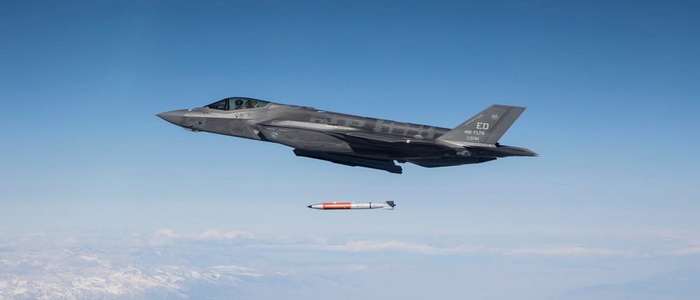 خلال الاختبار أسقطت طائرة من طراز F-35 قنبلة تحتوي على مكونات غير نووية تحاكي حمولة نووية  مقاتلة الشبح F-35 الأمريكية تختبر عملياً إسقاط نسخة خاملة من القنبلة النووية B61-12 لأول مرة.