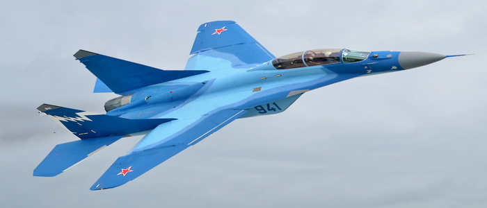 شارك في طلعات التدريبات الجوية أكثر من 10 أطقم من مقاتلات MiG-29K طيارو البحرية الروسية ينظمون تدريبات تقنية المعركة الجوية والمناورات الجوية بالقطب الشمالي.