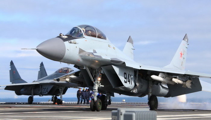 طيارو البحرية الروسية ينظمون تدريبات تقنية المعركة الجوية والمناورات الجوية بالقطب الشمالي.