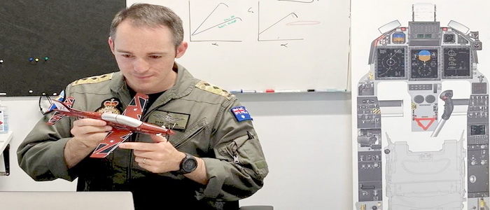 مدرسة تدريب الطيران رقم 1 (1FTS) تطور أساليب تدريب الطيارين للتغلب على اضطراب جائحة COVID-19.