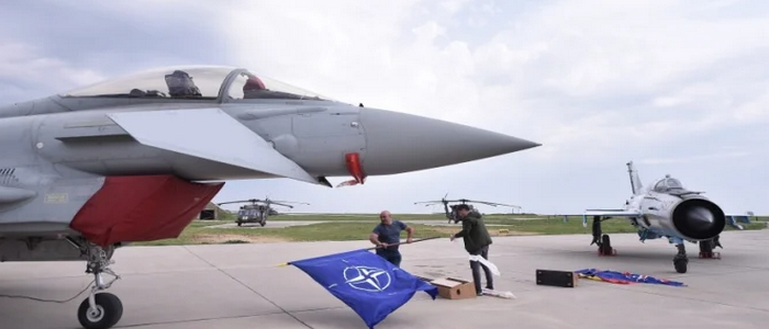 يتمثل دور اللجنة العسكرية لمنظمة حلف شمال الأطلسي في تقديم المشورة لمجلس شمال الأطلسي حول كيفية استجابة الحلف للتحديات الأمنية العالمية لمدة عام واحد اللجنة العسكرية للناتو تشكر رومانيا لتقويتها خدمة الشرطة الجوية للحلف.