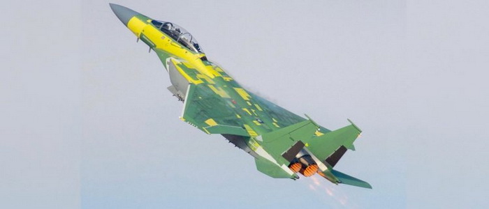 تشمل المتغيرات الحديثة للمقاتلة F-15 أيضًا أدوات التحكم في الطيران عبر الأسلاك ، وقمرة القيادة الرقمية الجديدة تمامًا أول رحلة تجريبية للمقاتلة الأمريكية طراز F-15EX "تمهد الطريق" للتسليم إلى القوات الجوية الأمريكية.