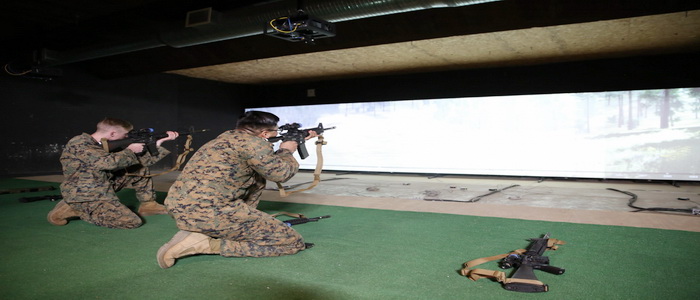 يسمح نظام التدريب التركيبي الاصطناعي لمكتب قيادة أنظمة مشاة البحرية بتدريب مشاة البحرية على معيار دائم التطور عندما يتعلق الأمر بتكتيكات ساحة المعركة وقوات العدو المختلفة تدريبات رماية إصطناعية لتعزيز كفاءة سلاح مشاة البحرية الأمريكية.