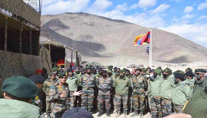 الهند | مناورات بالدبابات T-72 و T-90 في منطقة لداخ الجبلية المتنازع عليها مع الصين.