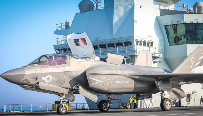 بريطانيا | طائرات من حاملة الطائرات البريطانية HMS Queen Elizabeth وحاملة الطائرات الأمريكية USS Carl Vinson يقومان برحلات تشغيل مشترك في المحيط الهادئ.