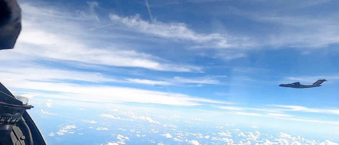 الصين | تستعرض عضلات الجسر الجوي الاستراتيجي المكون من 16 طائرة نقل بالقرب من ماليزيا.