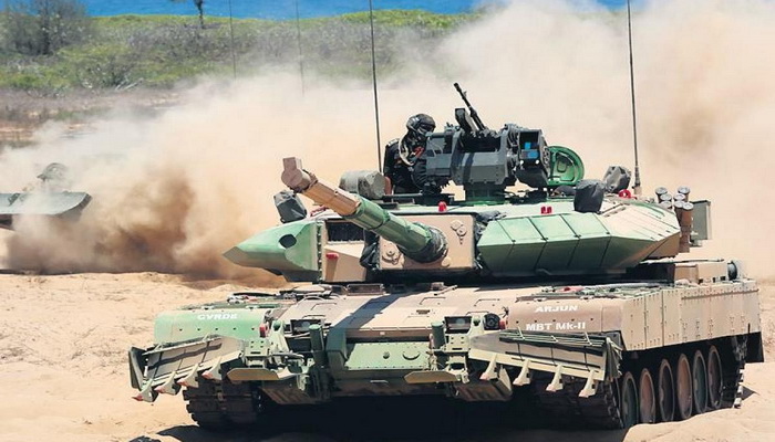 بدأ إنتاج دبابة Arjun على مستوى منخفض في عام 2009 على مدى 35 عامًا بعد بدء التطوير والمعاناة من تراجع التنقل التشغيلي بسبب زيادة الوزن بأكثر من 50 بالمائة  الهند | هل تتخلى عن دبابتها القتالية من طراز Arjun المحلية الخاصة بها؟