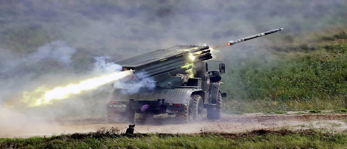 Tornado-Gعبارة عن قاذفة صواريخ متعددة عيار 122 مم مشتقة من نظام Grad جراد المعروف. روسيا | تطوير نظام إطلاق صواريخ Tornado-G متعدد الطائرات يمكن إسقاطه جواً.