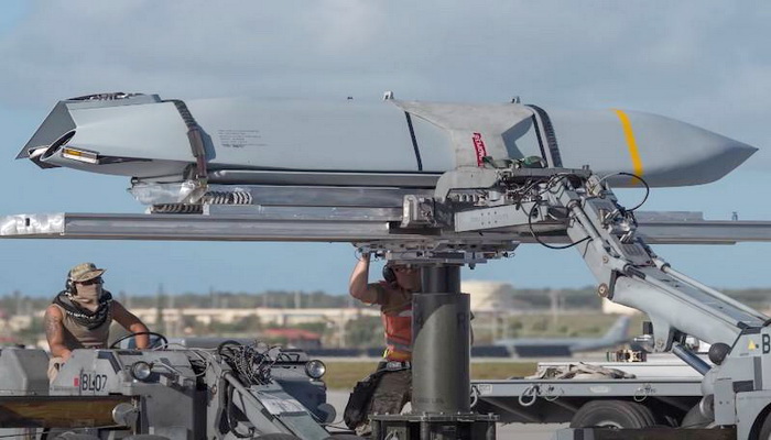 شركة لوكهيد مارتن تتلقى عقدًا كبيرًا لإنتاج صواريخ جديدة مضادة للسفن للطائرات AGM-158C لصالح الجيش الأمريكي.