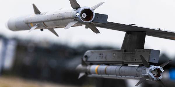 الولايات المتحدة | الخارجية الأمريكية تصادق على بيع صواريخ جو- جو AIM-120D-3 متقدمة لفنلندا ضمن دعمها لحلف الناتو.