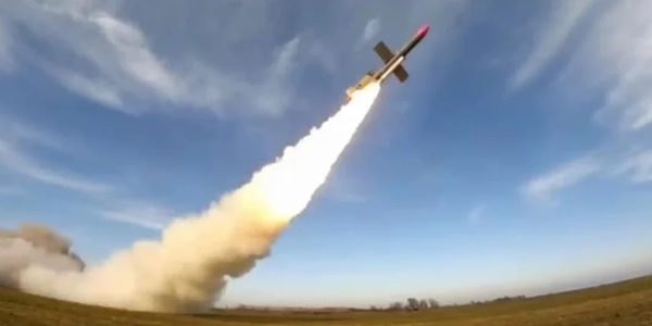 أسقطت منظومات الدفاع الجوي الروسية قنبلة جوية موجهة و7 قذائف من نظام "هيمارس" و5 صواريخ "فلامينغو" مجنحة بعيدة المدى و172 طائرة مسيرة أوكرانية خلال آخر 24 ساعة. أوكرانيا | إصابة منصات إطلاق صواريخ "فلامينغو" أوكرانية بعيدة المدى.