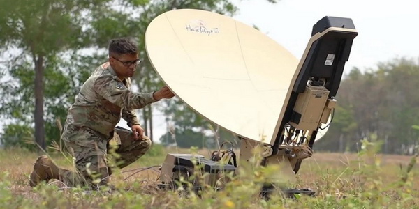 الولايات المتحدة | شركة L3Harris Hawkeye III Lite توفر اتصالات SATCOM عالية البيانات للجيش الأمريكي.