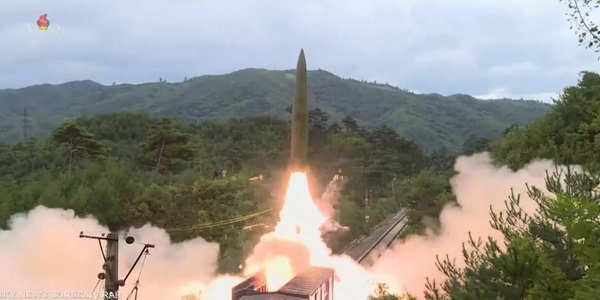 كوريا الشمالية | تطلق صاروخا باليستي عابر للقارات يعمل بالوقود الصلب (ICBM) من فئة الصواريخ الباليستية الأكبر والأطول مدى.