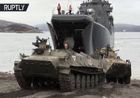 أسطول الشمال الروسي يجري عملية إنزال وحدات مدرعة بحرياً على السواحل الروسية