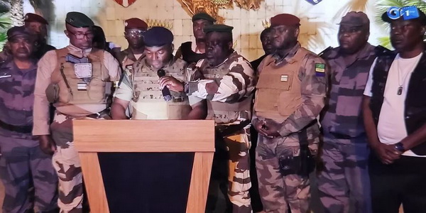 قال الضباط إنهم يمثلون جميع قوات الأمن والدفاع في الغابون، مضيفين أن الانتخابات العامة الأخيرة تفتقر للمصداقية.  الغابون | إنقلاب عسكري في الغابون بقيادة عدد من الضباط الكبار بالجيش الغابوني.