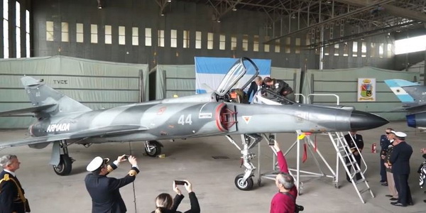 الأرجنتين | تقاعد طائرات Super Etendard النفاثة البحرية الهجومية العاملة في سلاح البحرية الأرجنتينية.